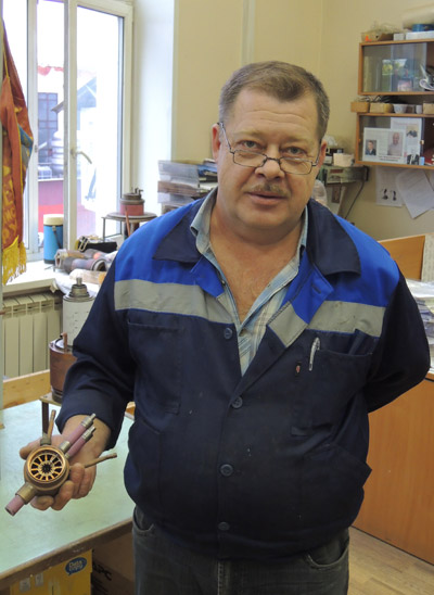 Фото 4. 5-киловаттный магнетрон легко умещается в руке Михаила Савалеева.
