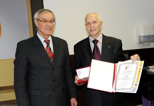 В.Бородин (слева) и  Г.Пикалов с заслуженной наградой.