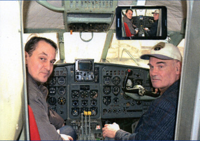 Фото1. Изобретатели в кабине самолета Як-40 (на маленькой панели справа — спроектированное изображение кабины в реальном времени).