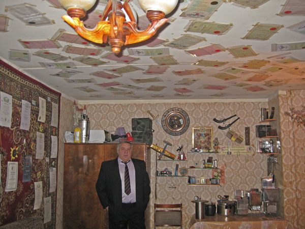 Фото 1. Сагаков в интерьере своей квартиры.