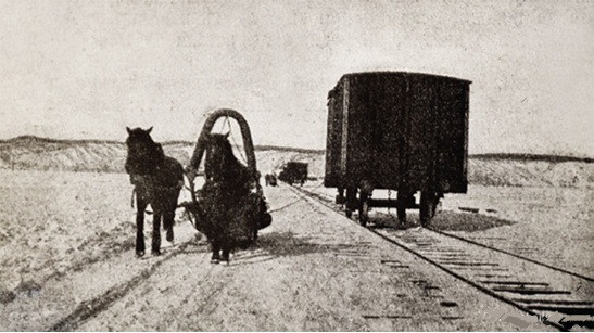 Вагоны по ледовой переправе транспортировались лошадьми...