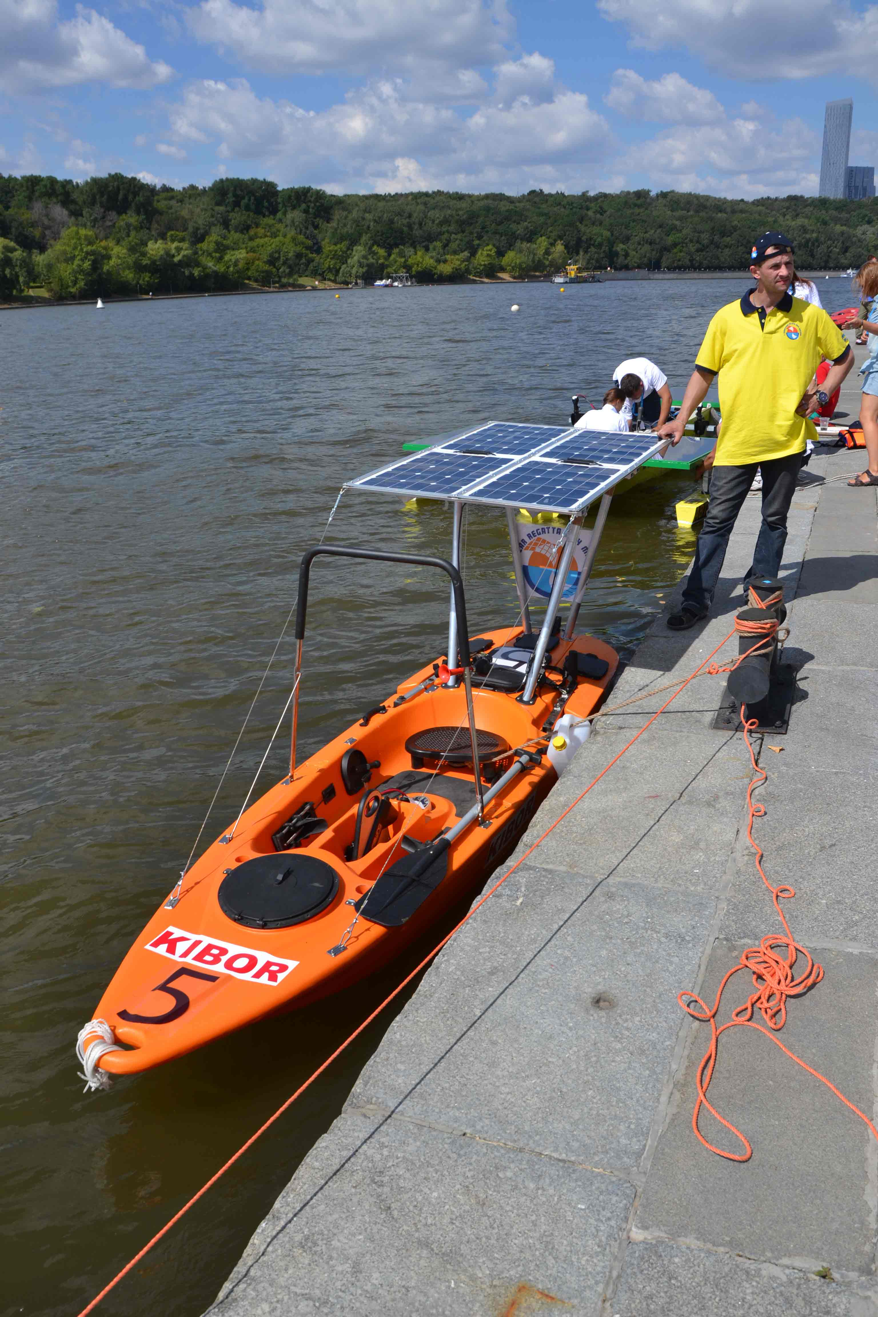 Маленькая солнечная лодка с тентом из солнечных батарей, являющимся крылом, показали в 2014 г. на Москве-реке.
