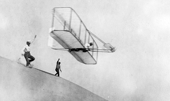 Первые самолёты поднимали в воздух только пилотов. Первый самолет братьев Райт (1903г) пролетел 37м на высоте 3 м.