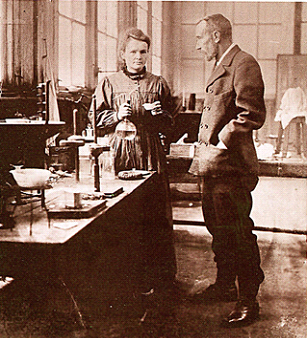Мария Склодовская – Кюри со своим мужем Пьером в лаборатории (1906 г.)