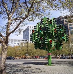 Своеобразный памятник светофорам в Лондоне.