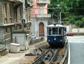 Трамвай использующий канат для подъема  на крутых участках пути.