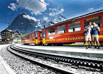 Швейцария, гора Юнгфрау высотой 4158 м ,  поезд доходит до 3454 м. Между рельсами видна рейка, для преодоления крутого подъёма.