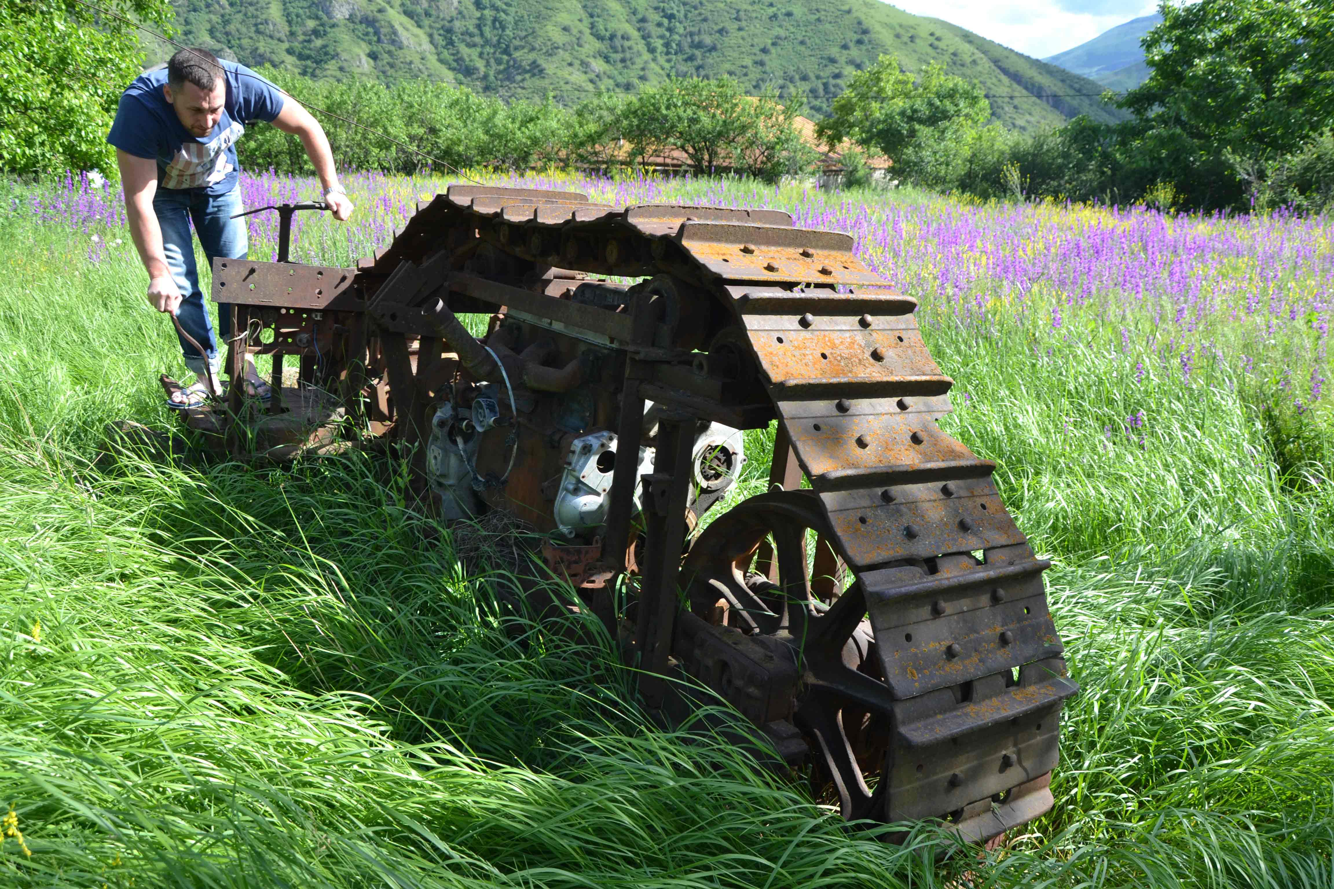 Любитель техники из России Михаил Закиров пытается представить себя горным трактористом, июнь 2017 г.