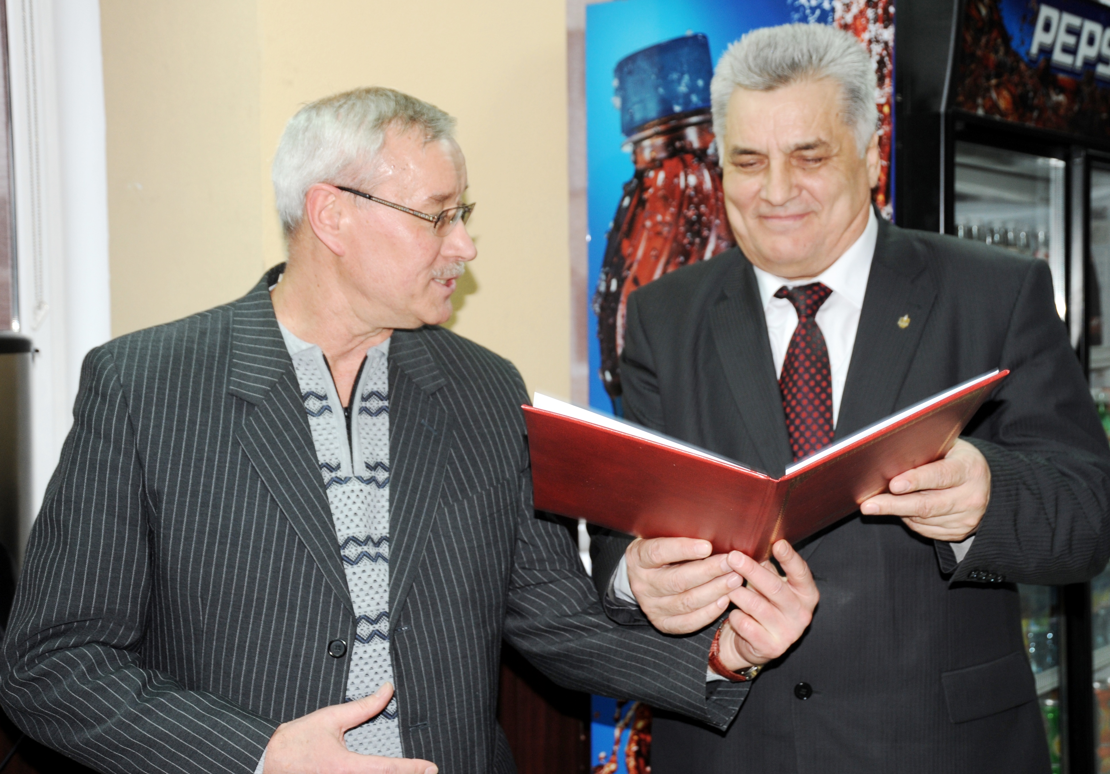 Диплом лауреата ИР в руках у А.Онипко.