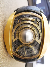 Lunokhod — часы с настоящей жемчужиной, символизирующей Луну.