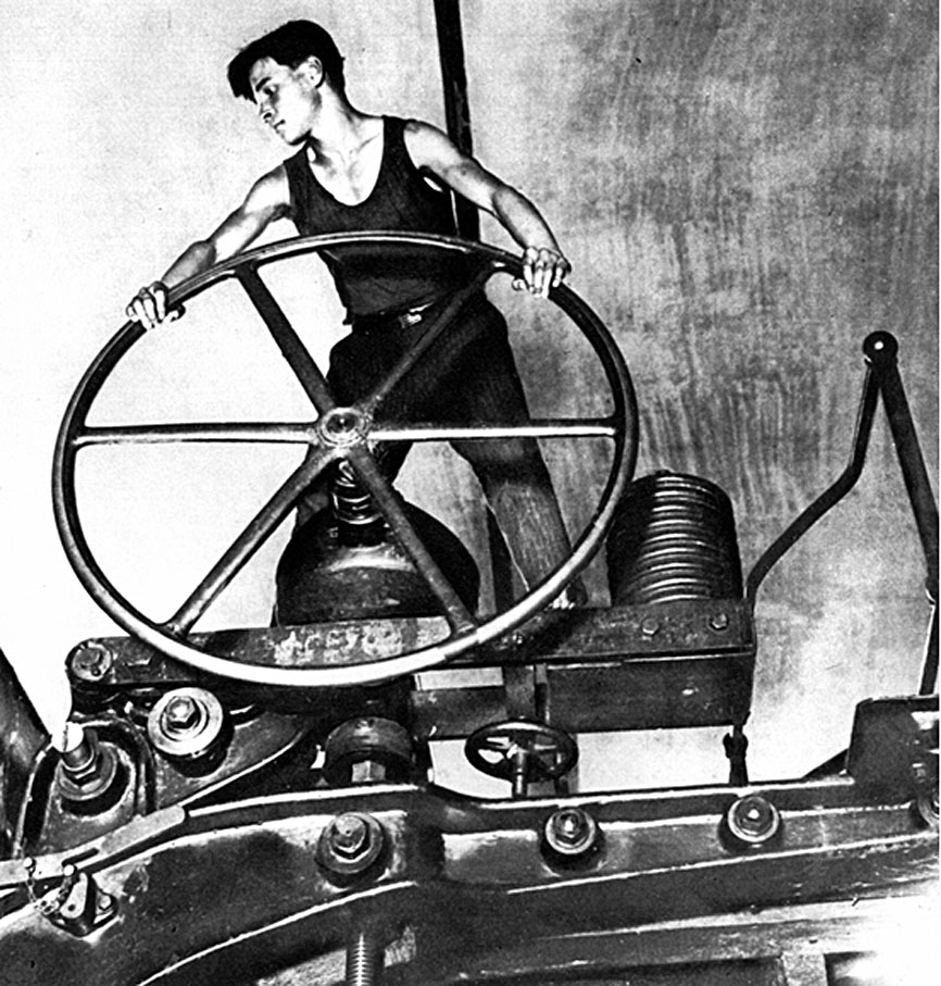 Комсомолец у штурвала. Целлюлозно-бумажный комбинат. Балахна. 1931 г. Фотография А.С.Шайхета.